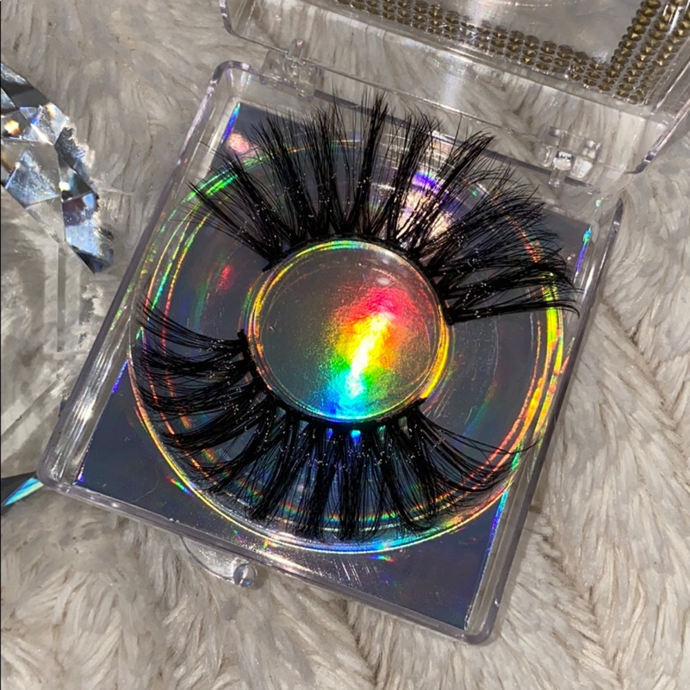 Eyelashes 💕 - Picture 3 of 8
